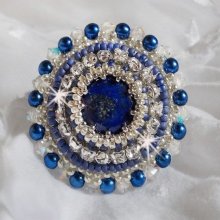 Blue Nile ring geborduurd met lapis lazuli en Swarovski kristallen